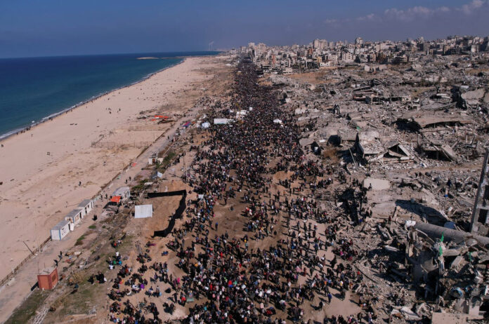صورة للنازحين العائدين من جنوب غزة إلى شمال قطاع غزة