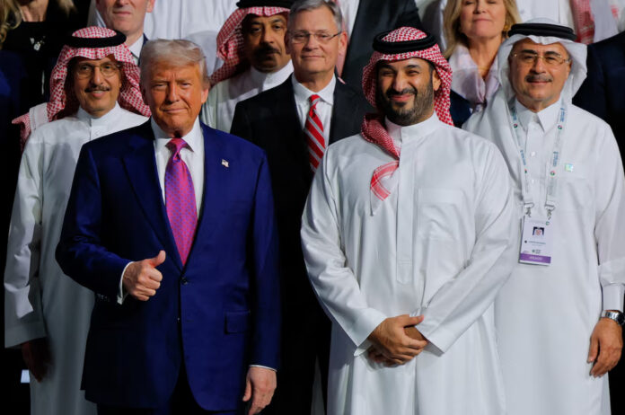 الصورة لولي العهد السعودي محمد بن سلمان وبجانبه الرئيس الأميركي دونالد ترمب