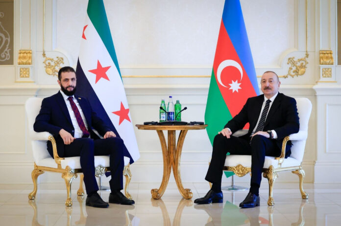 صورة تجمع الرئيس السوري أحمد الشرع مع الرئيس الأذربيجاني
