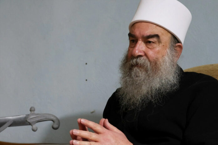 صورة الشيخ الدرزي حكمت الهجري الذي يقود موجة من الحركات الانفصالية ضد الحكومة السورية