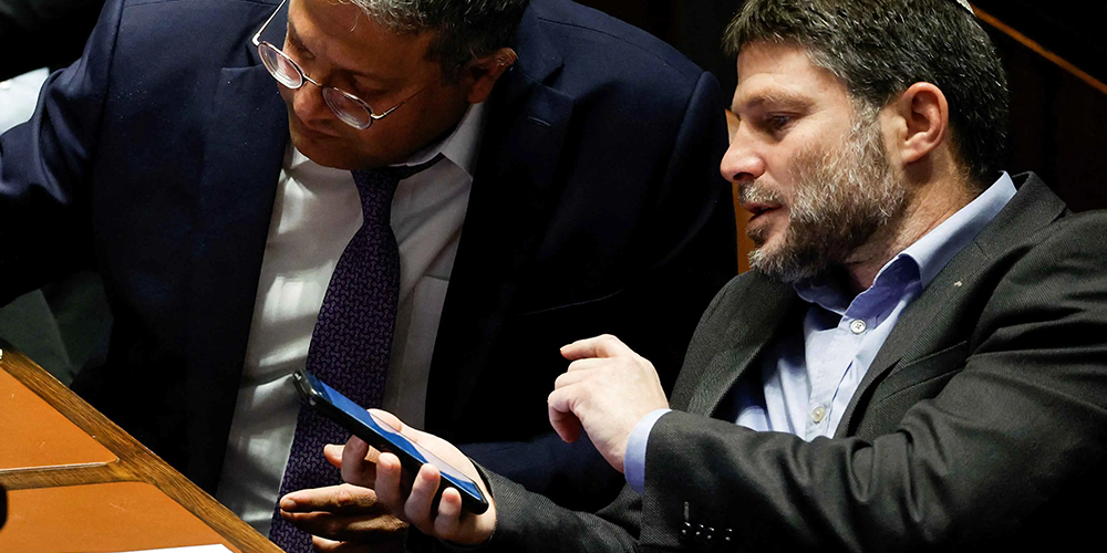 سموتريتش وبن غفير أمام الهاتف أثناء إرسال تصريحات لوسائل إعلام