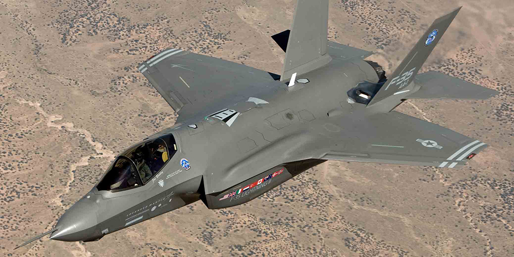 الصورة لطائرة F-35 في الجو