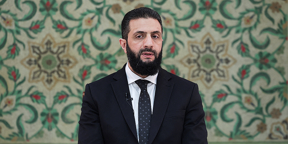 صورة للرئيس أحمد الشرع أثناء مقابلة صحفية معه