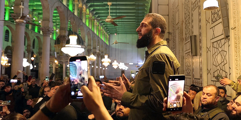 صورة من زاوية أُخرى للرئيس أحمد الشرع بالمسجد الأموي