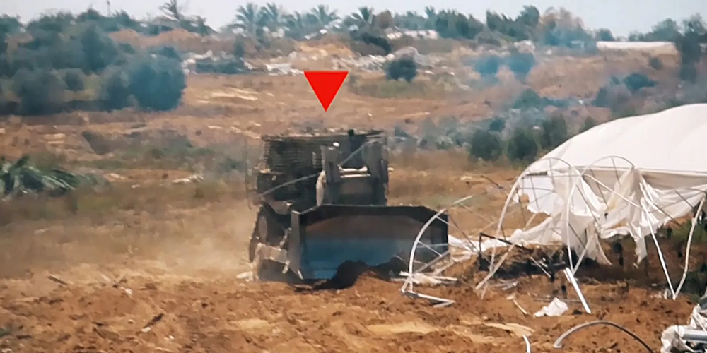 مشهد لجرافة قبل أن يقوم المقاومون باطلاق قذيفة الياسين عليها