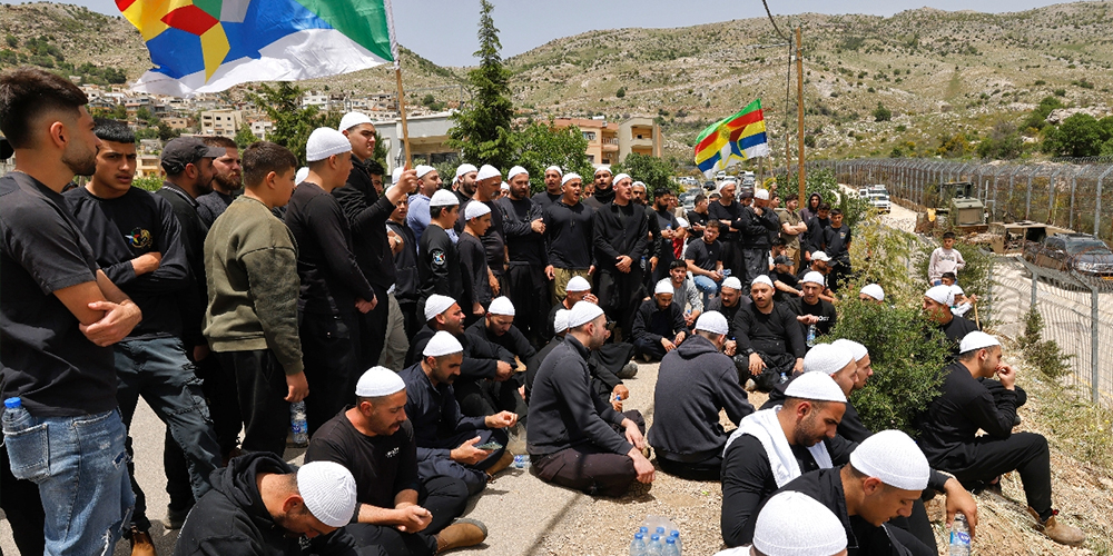 مشهد لدروز إسرائيل يقفون على الحدود مع سوريا والهتاف لإسرائيل بالتدخل لحماية الدروز السوريين