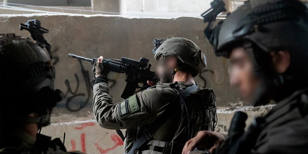 جنود من فرقة 98 الإسرائيلية ضمن المعارك الضارية بينها وبين المقاومة الفلسطينية
