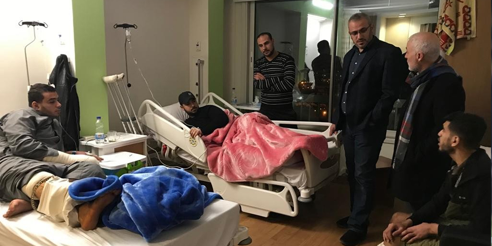 صورة أرشيفية للقيادي محمد فرج الغول وهو يتفقد جرحى مسيرات العودة في القاهرة