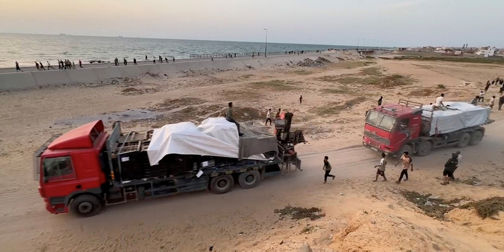 أثناء دخول المساعدات إلى غزة، ومحاولة الأهالي انتشال ولو القليل من الطحين بسبب الوضع المزري، وعدم قدرتهم على الانتظار أو الشعور بعدم الرضا أو الظلم تجاه التوزيع