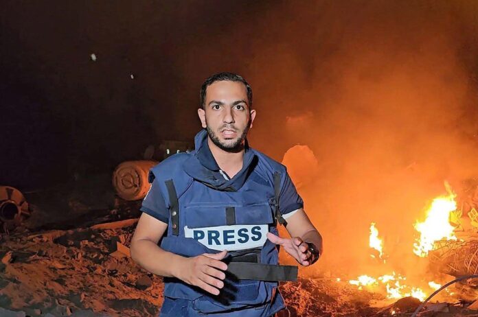صورة الشهيد الصحفي أنس الشريف الذي اغتالته طائرات الاحتلال في خيمة الصحفيين في مستشفى الشفاء