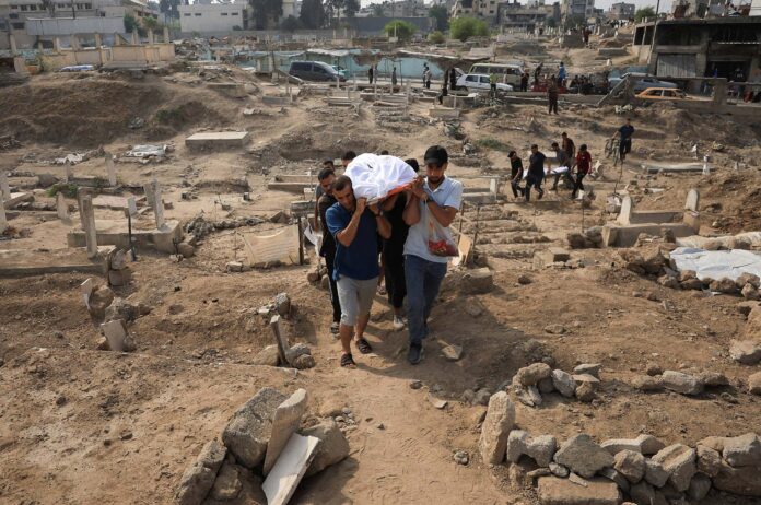حمل شهيد فلسطيني والذهاب به إلى المقبرة لدفنه